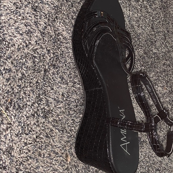 Sandles - Picture 3 of 4